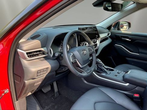 Used 2025 Toyota Highlander XLE FWD image 19
