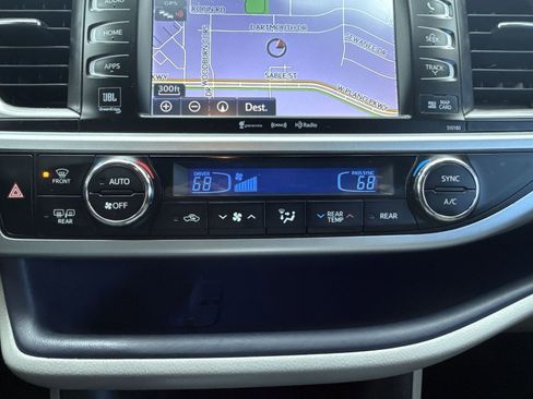 Used 2018 Toyota Highlander Limited image 28