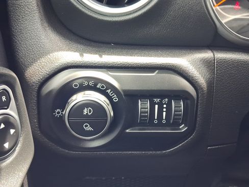 Used 2020 Jeep Gladiator Overland w/ Uconnect 4C Nav & Sound Group AWD/4WD image 28