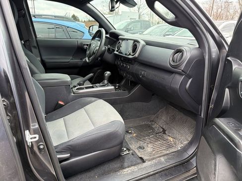 Used 2021 Toyota Tacoma TRD Off-Road image 12