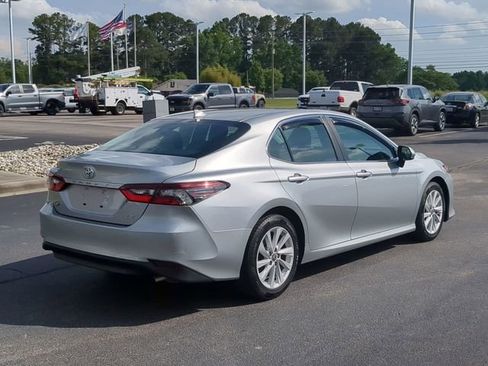 Used 2022 Toyota Camry LE FWD image 3