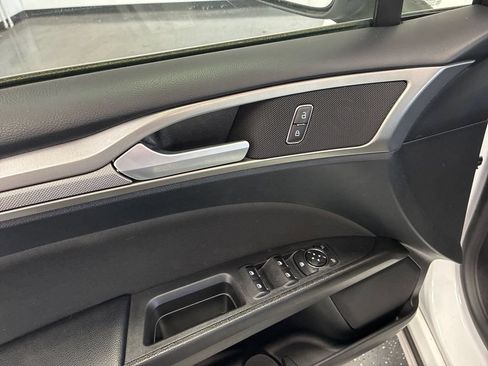 Used 2019 Ford Fusion SE FWD image 9