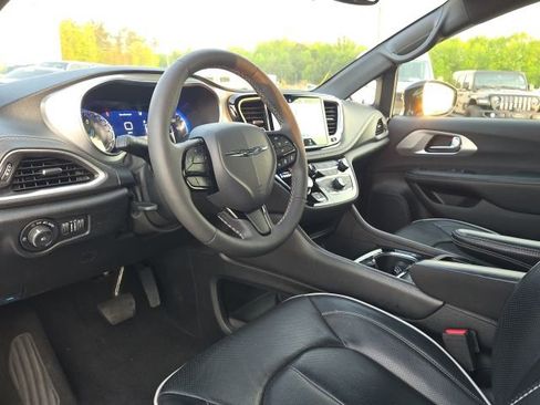 Used 2025 Chrysler Pacifica Limited FWD image 27