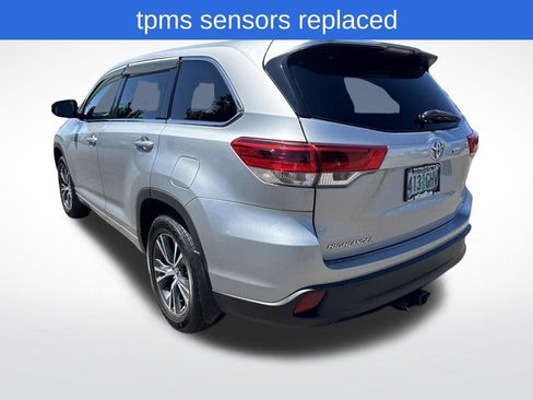 Used 2017 Toyota Highlander Plus AWD/4WD image 5
