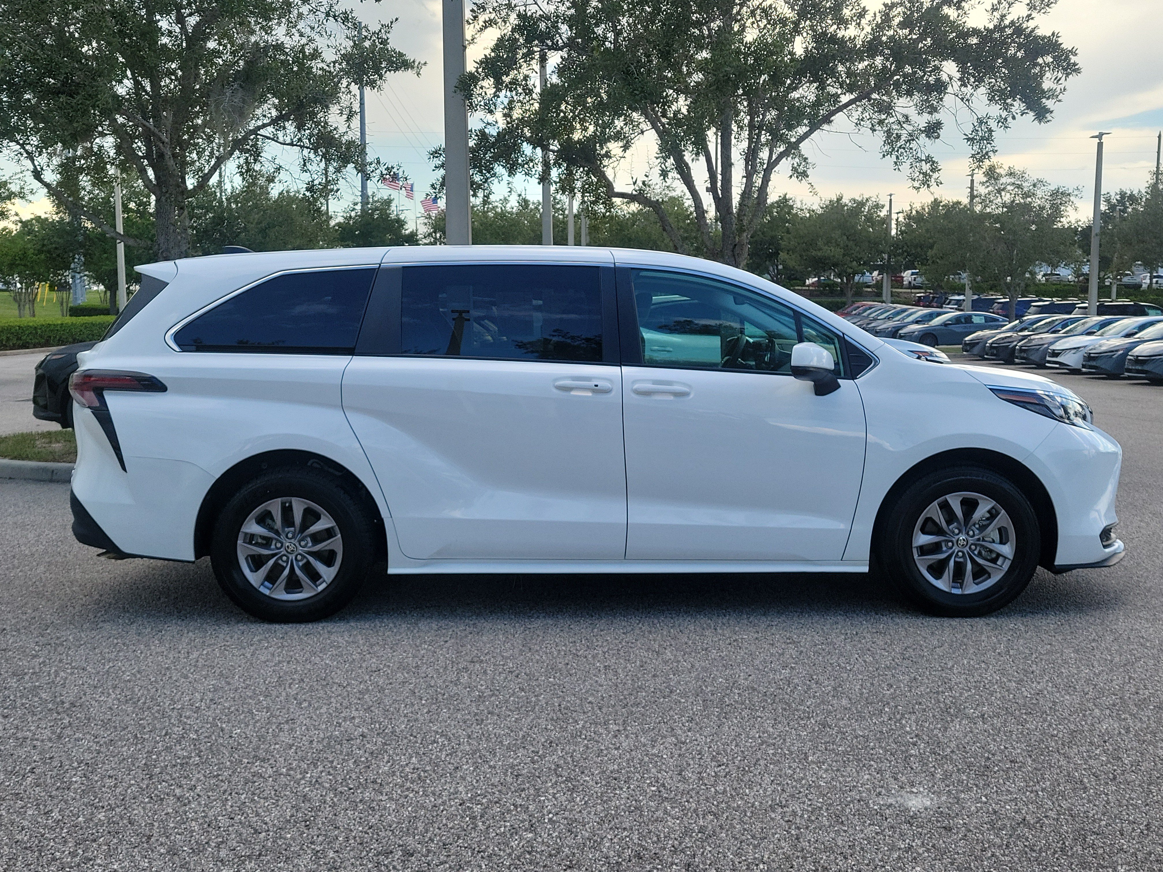 Used 2024 Toyota Sienna LE FWD image 4