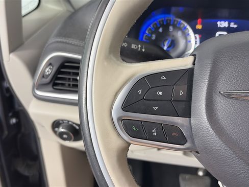 Used 2019 Chrysler Pacifica Limited w/ Advanced Safetytec Group FWD image 30