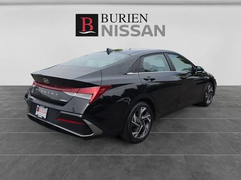 Used 2025 Hyundai Elantra Limited FWD image 5