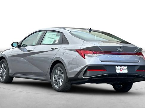 Used 2026 Hyundai Elantra Hybrid FWD image 4