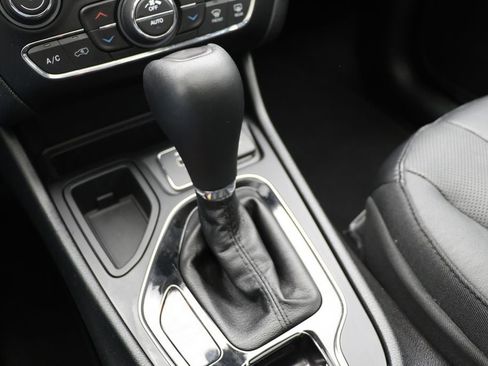 Used 2020 Jeep Cherokee Limited image 25