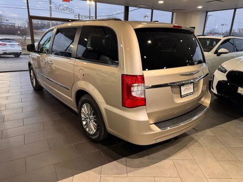 Used 2014 Chrysler Town & Country Touring-L w/ Driver Convenience Group image 3