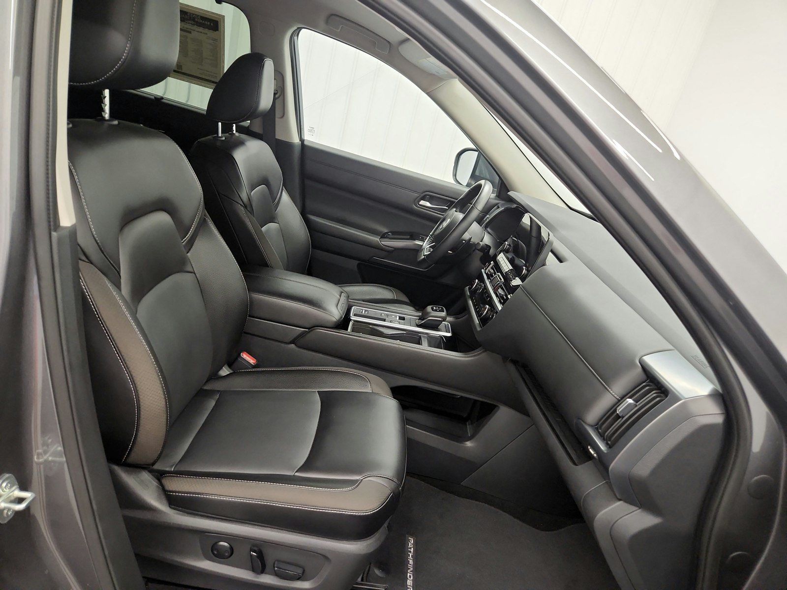 Used 2024 Nissan Pathfinder SL FWD image 30