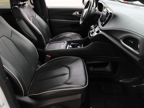 Used 2023 Chrysler Pacifica Limited w/ S Appearance Package FWD image 19