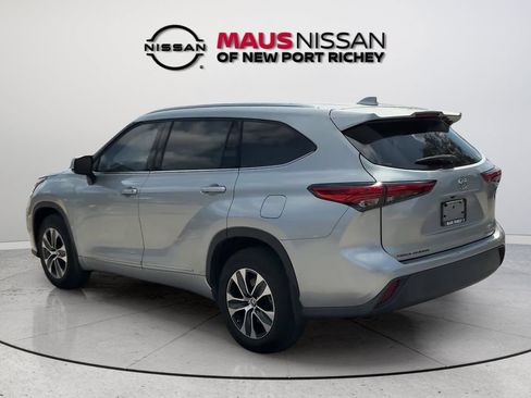 Used 2021 Toyota Highlander XLE AWD/4WD image 10