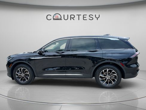 Used 2025 Lincoln Nautilus Premier AWD/4WD image 2