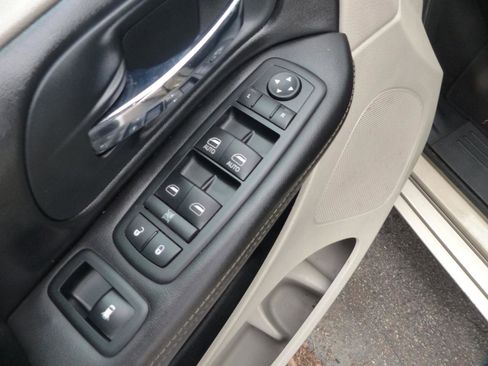 Used 2011 Chrysler Town & Country Touring-L w/ Entertainment Group #2 FWD image 18