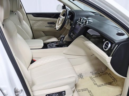 Used 2017 Bentley Bentayga AWD/4WD image 40