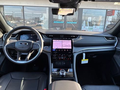 New 2025 Jeep Grand Cherokee Limited w/ Luxury Tech Group II image 13