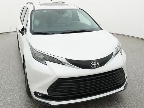 New 2026 Toyota Sienna XLE image 14