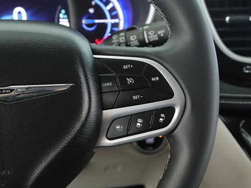 Used 2022 Chrysler Pacifica Touring-L image 8