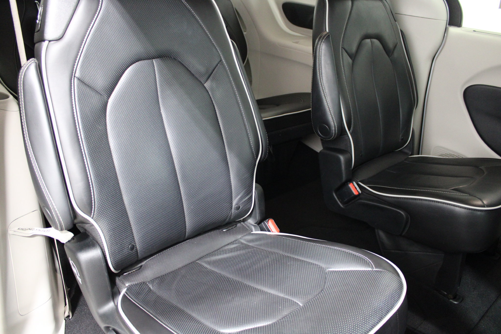 Used 2023 Chrysler Pacifica Limited FWD image 26