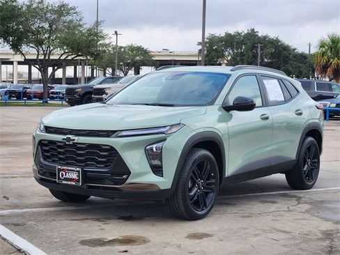 Used 2025 Chevrolet Trax ACTIV w/ Sunroof Package image 3