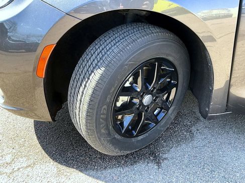 Used 2023 Chrysler Pacifica Touring-L image 23