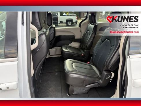 Used 2024 Chrysler Pacifica Touring-L FWD image 14