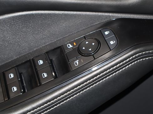 Used 2025 Nissan Rogue SV image 33