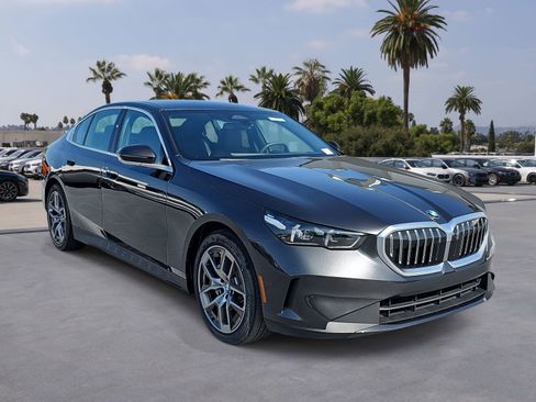 New 2026 BMW 530i w/ Executive Package image 3