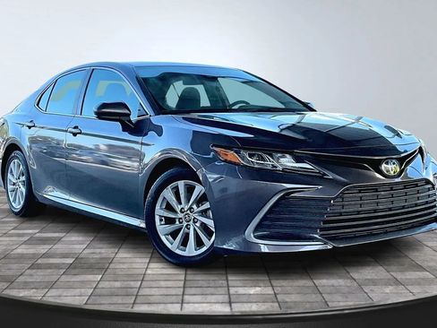 Used 2022 Toyota Camry LE FWD image 3
