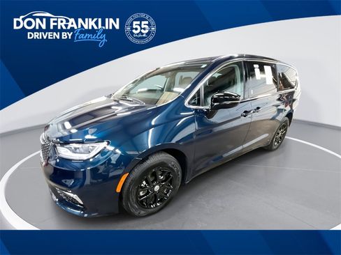 Used 2024 Chrysler Pacifica Touring-L image 1