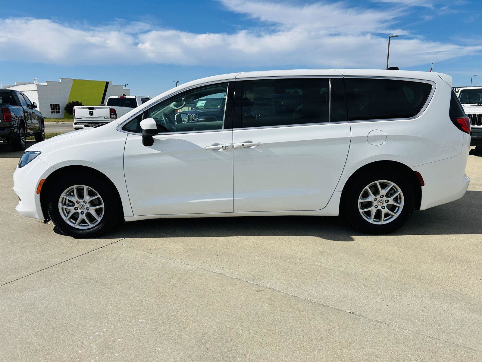 Used 2023 Chrysler Voyager LX FWD image 33