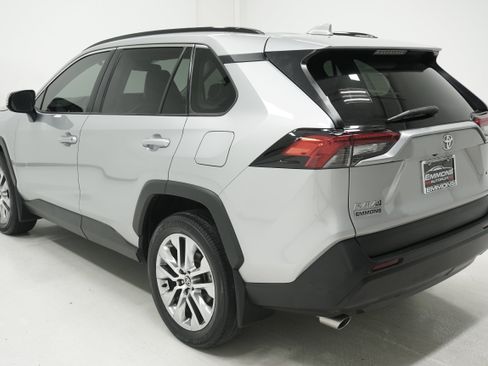 Used 2021 Toyota RAV4 XLE Premium FWD image 6
