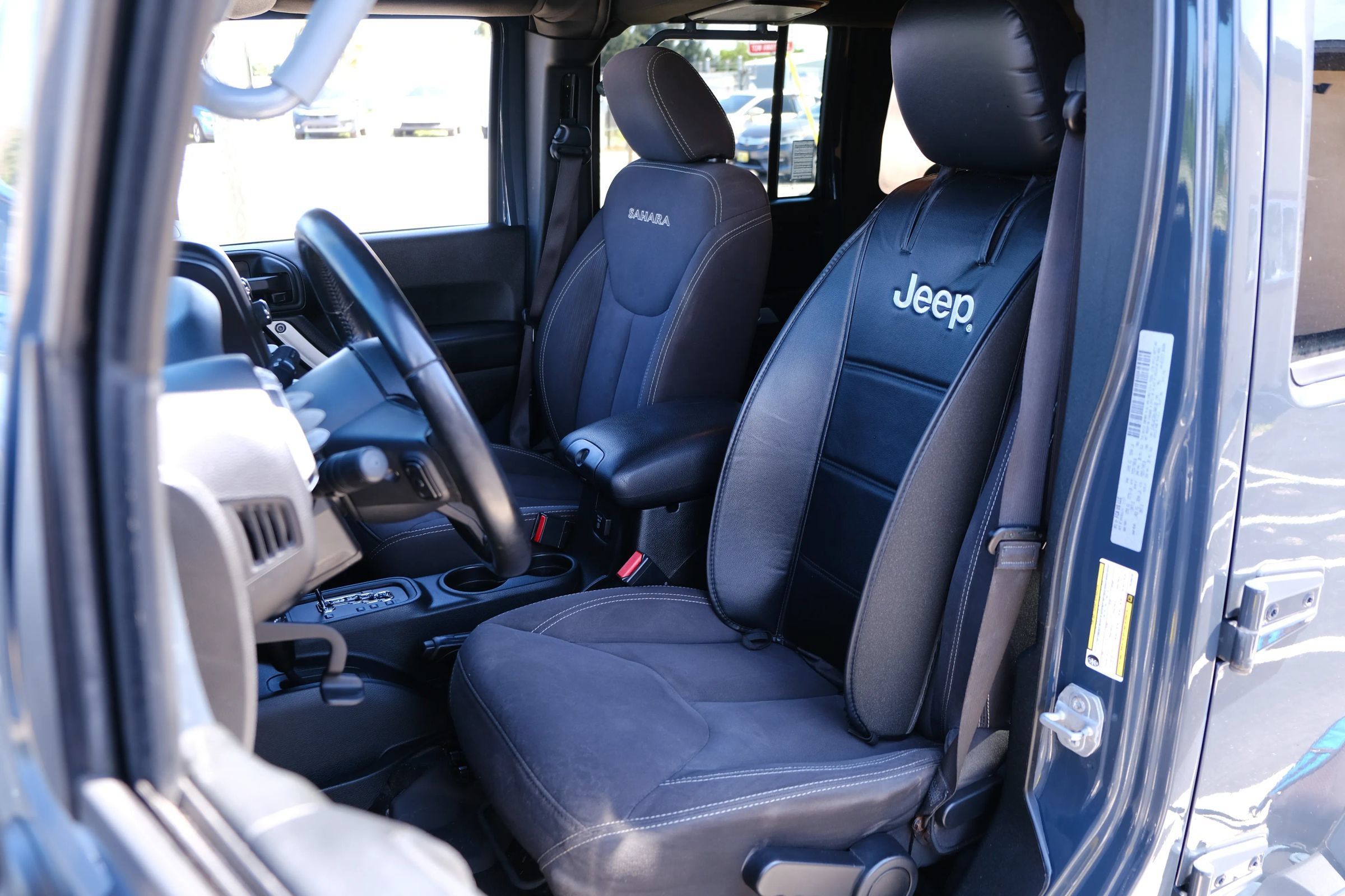 Used 2017 Jeep Wrangler Unlimited Sahara w/ Connectivity Group AWD/4WD image 11