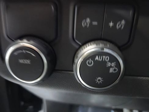 Used 2023 Chevrolet Suburban LT w/ Luxury Package image 17