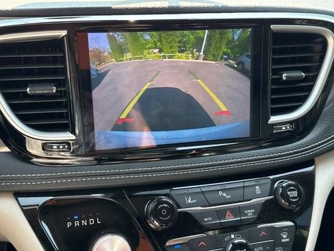 Used 2023 Chrysler Pacifica Touring-L FWD image 24