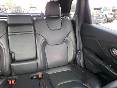 Used 2019 Jeep Cherokee Trailhawk AWD/4WD image 14