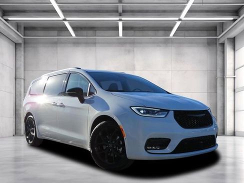 New 2026 Chrysler Pacifica Limited w/ S Appearance Package image 1