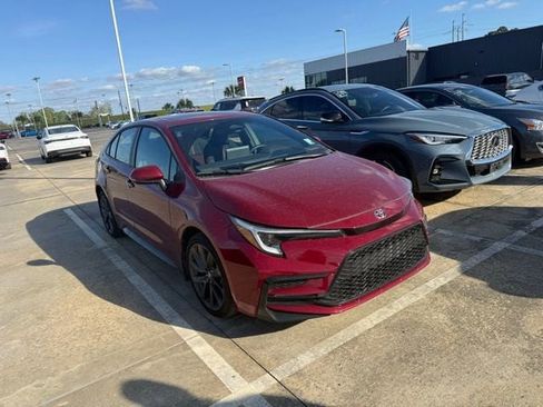 Used 2025 Toyota Corolla SE w/ SE Premium Package image 2