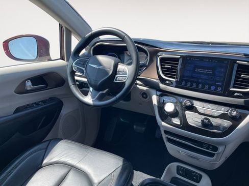 Used 2017 Chrysler Pacifica Touring-L w/ Tire & Wheel Group FWD image 10