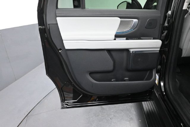 Certified 2025 Ford Expedition Max Platinum w/ Driver's Package AWD/4WD image 23
