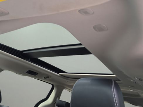 Used 2023 Chrysler Pacifica Limited AWD/4WD image 15
