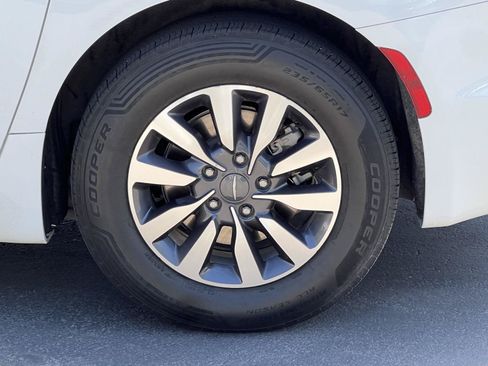 Used 2022 Chrysler Pacifica Touring-L FWD image 14