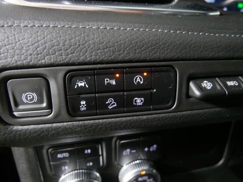 Used 2024 GMC Yukon XL Denali AWD/4WD image 19