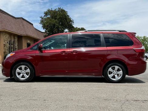 Used 2017 Toyota Sienna LE FWD image 2