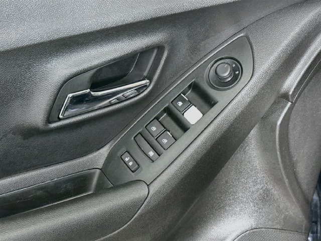 Used 2020 Chevrolet Trax LT FWD image 22
