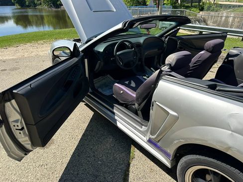 Used 2000 Ford Mustang Convertible RWD image 25