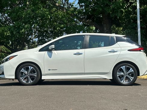 Used 2018 Nissan Leaf SV w/ SV Technology Package FWD image 5