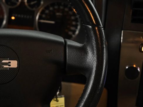 Used 2010 HUMMER H3 Luxury w/ Appearance Package image 16