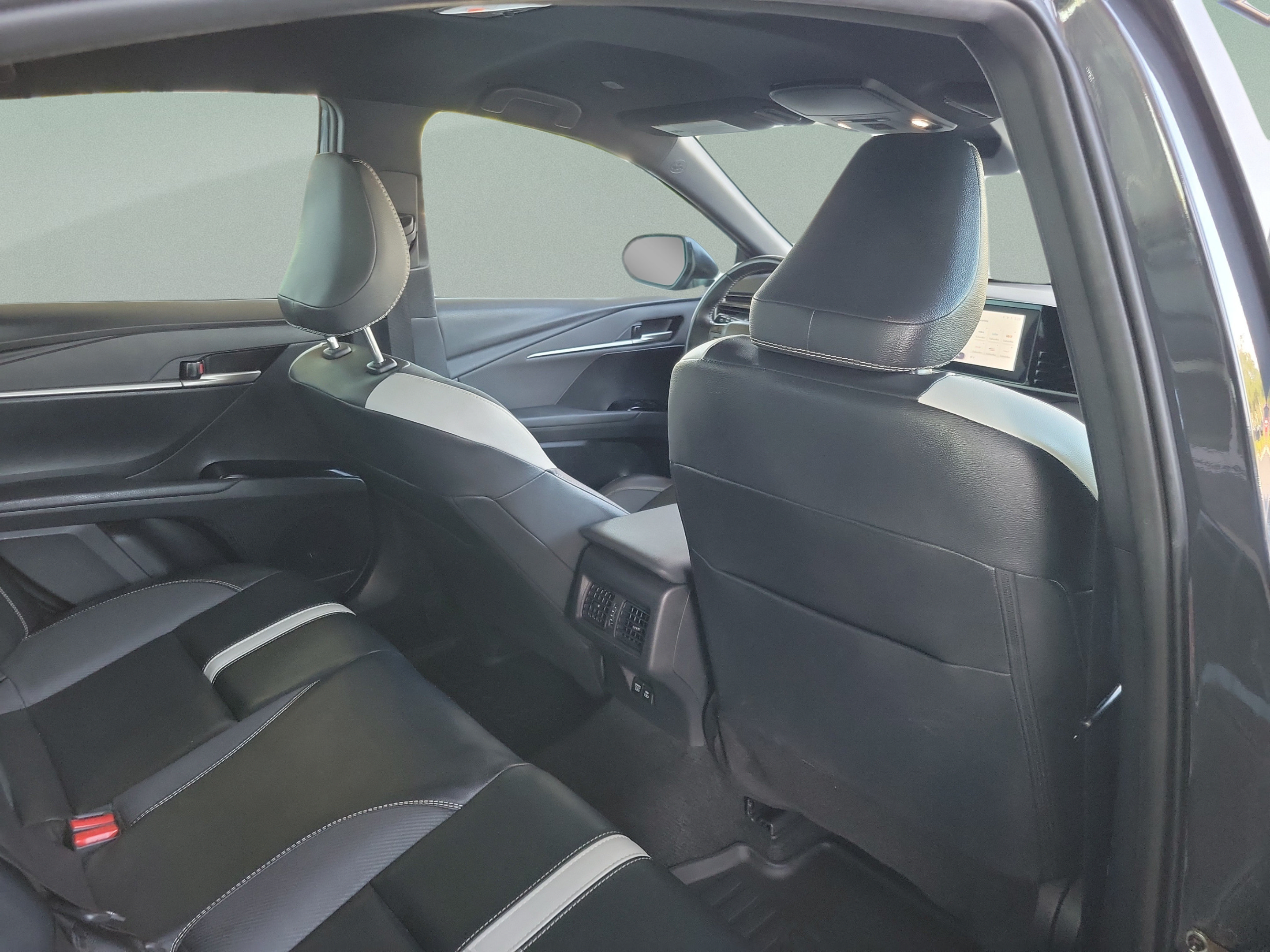 Used 2025 Toyota Camry SE FWD image 26